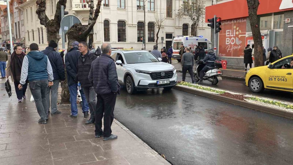 Karşıya geçerken aracın aynası çarpan adam başından yaralandı
