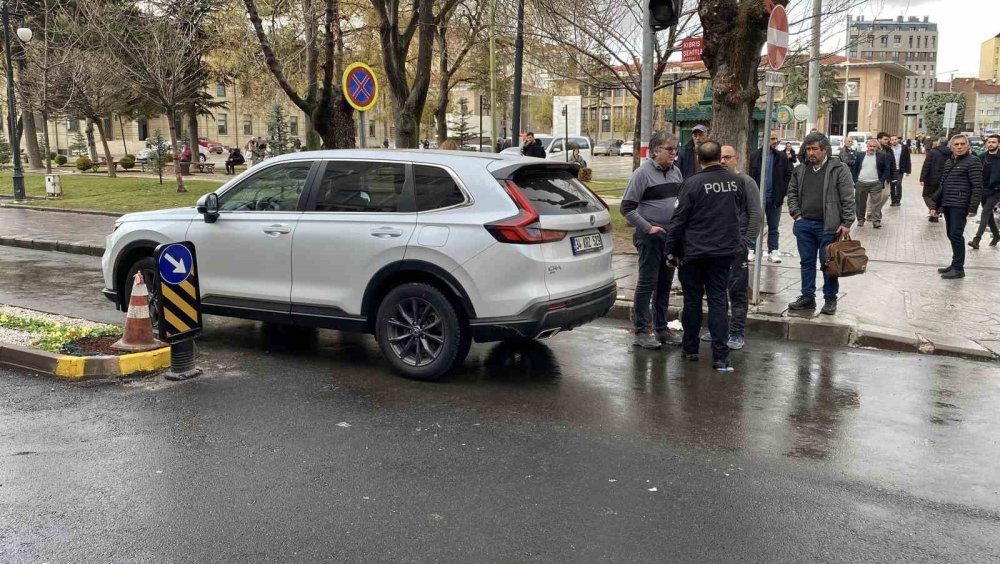 Karşıya geçerken aracın aynası çarpan adam başından yaralandı