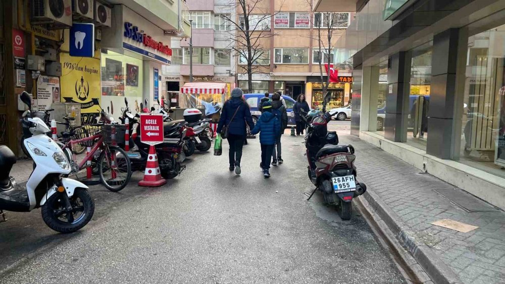 Sokak Ortasına Park Edilen Motosikletler Yayaların Geçişini Kısıtlıyor