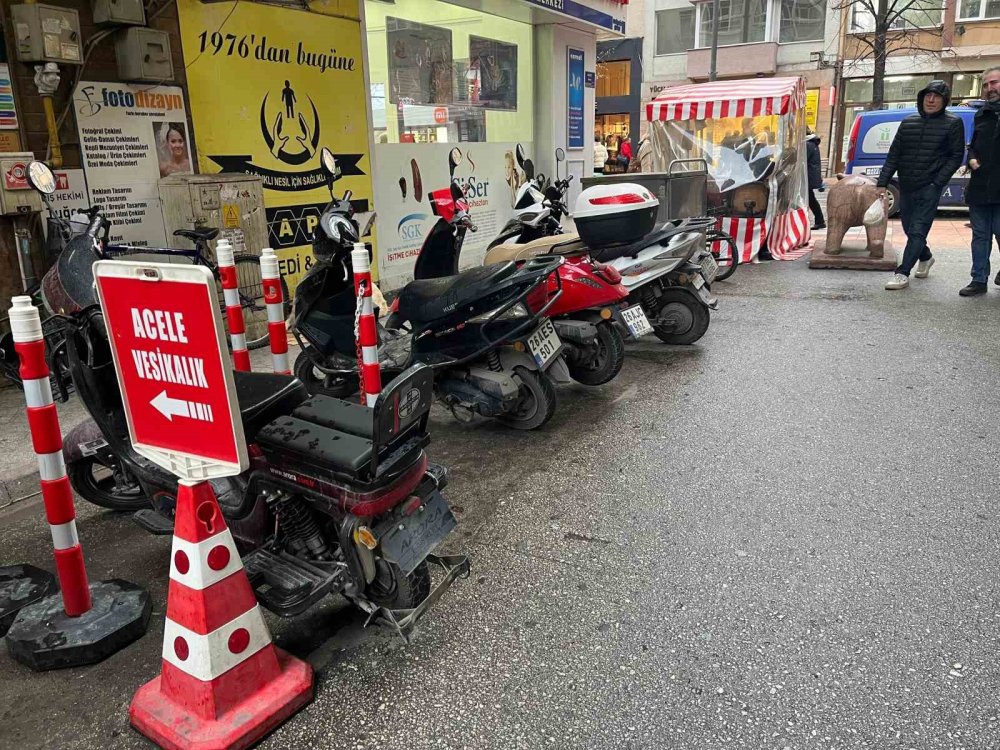 Sokak Ortasına Park Edilen Motosikletler Yayaların Geçişini Kısıtlıyor