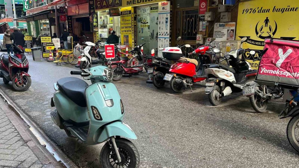 Sokak Ortasına Park Edilen Motosikletler Yayaların Geçişini Kısıtlıyor