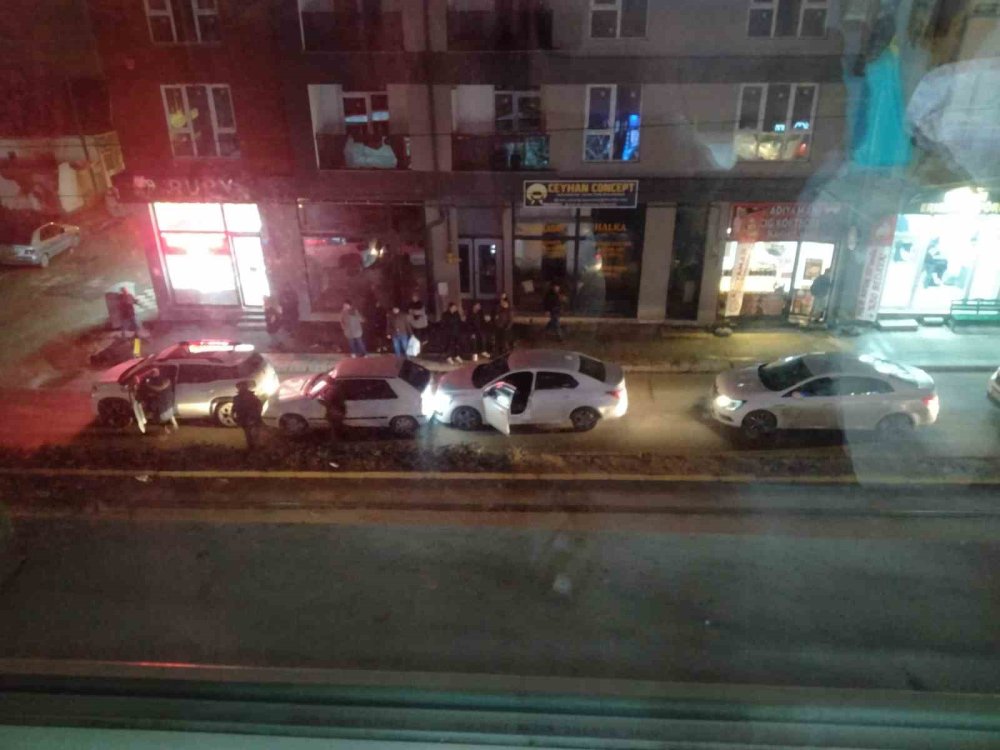 3 Aracın Karıştığı Zincirleme Kaza Trafiği Kilitledi