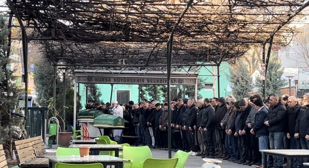 Duruşmada Öldürülen Baba-oğul Yan Yana Toprağa Verildi