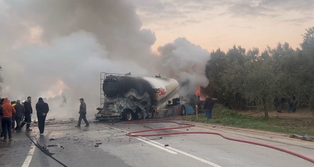 Otomobile Çarpışan Tanker Patladı