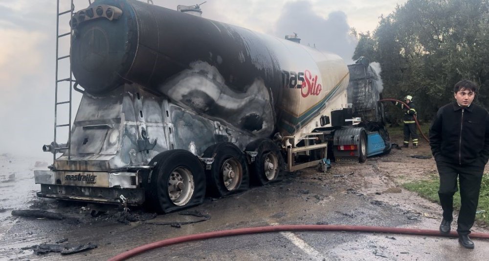 Otomobile Çarpışan Tanker Patladı
