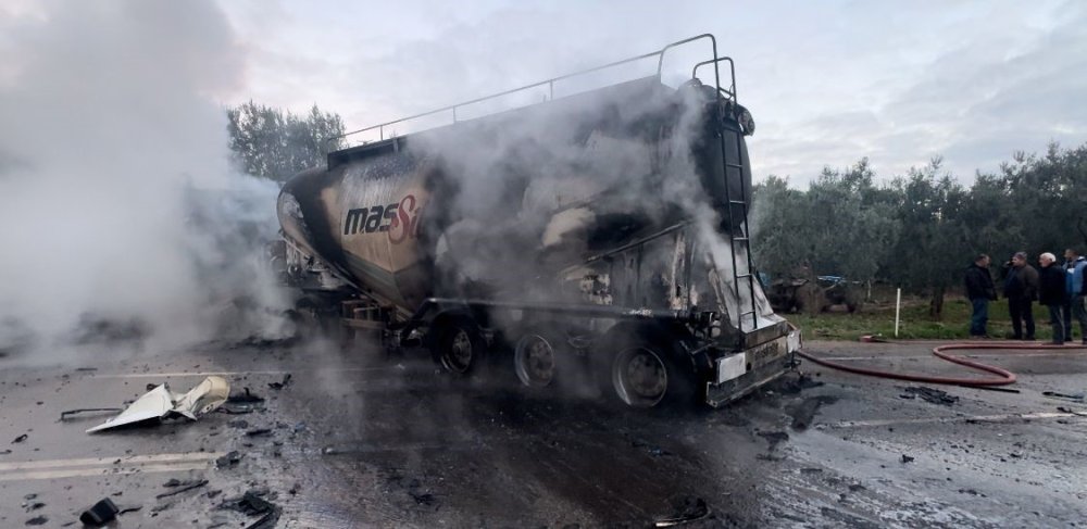 Otomobile Çarpışan Tanker Patladı