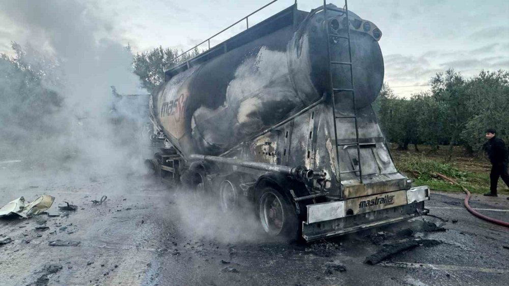 Otomobile Çarpışan Tanker Patladı