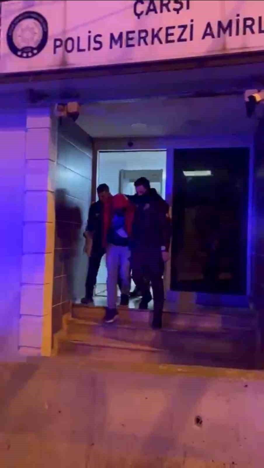 Uyuşturucuyla Yakalanan Şahıs Ekiplere "Yakmayın Beni" Diye Yalvardı