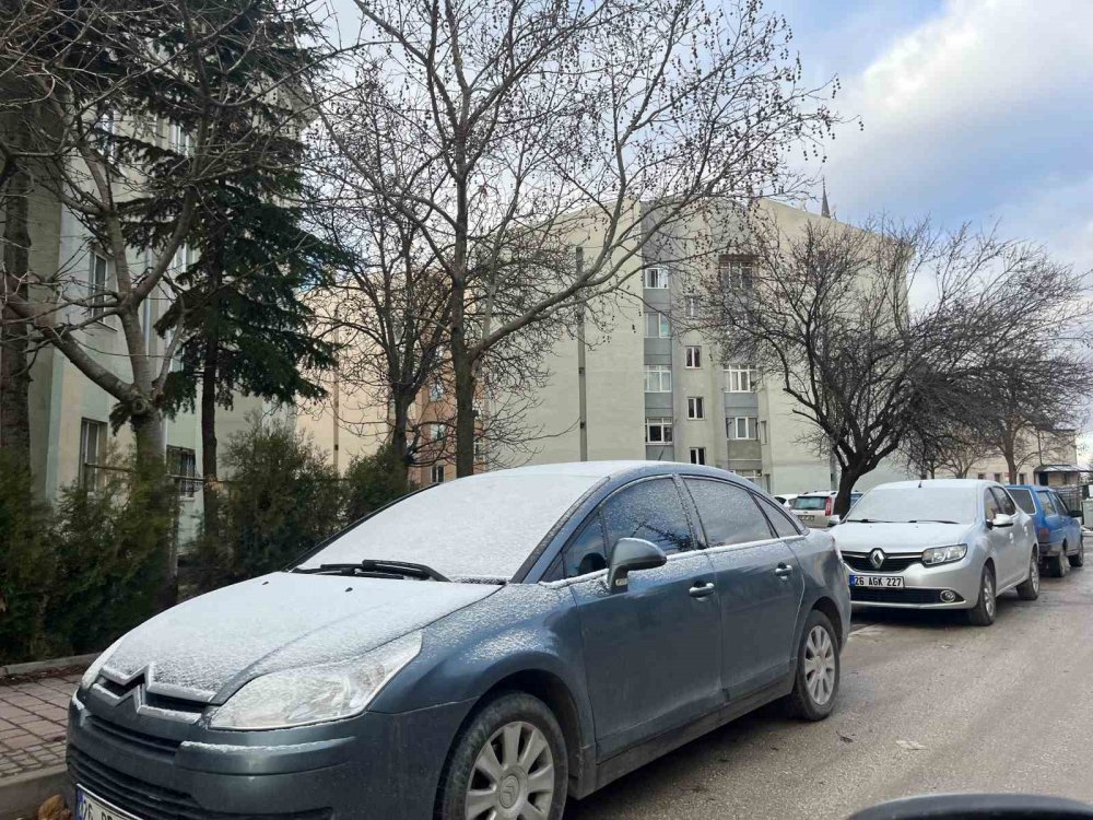 Yüksek Kesimlerdeki Araçlar Beyaza Büründü