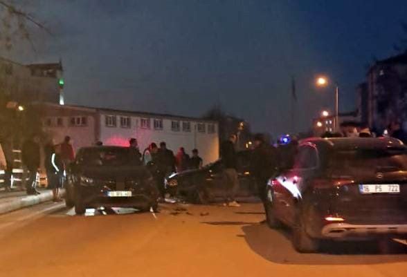İki Otomobil Kafa Kafaya Çarpıştı: 4 Yaralı