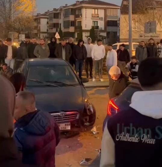 İki Otomobil Kafa Kafaya Çarpıştı: 4 Yaralı