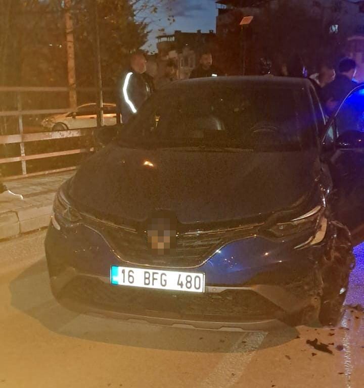 İki Otomobil Kafa Kafaya Çarpıştı: 4 Yaralı
