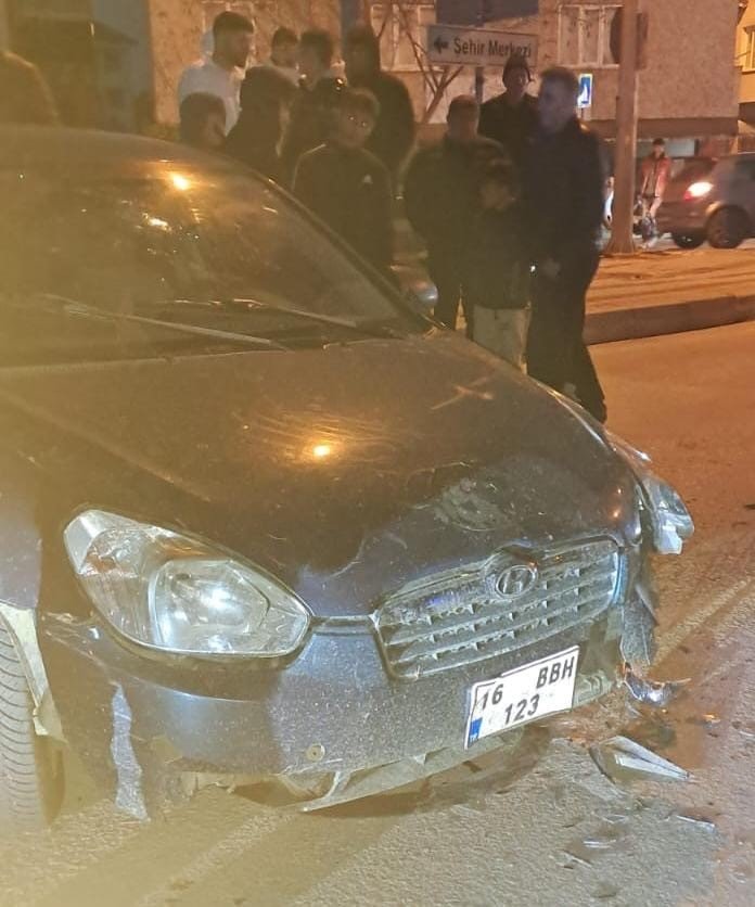 İki Otomobil Kafa Kafaya Çarpıştı: 4 Yaralı