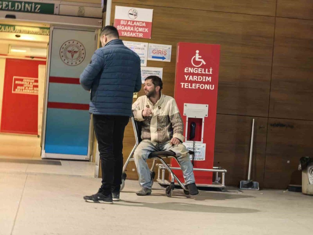 İki Otomobil Kafa Kafaya Çarpıştı: 4 Yaralı