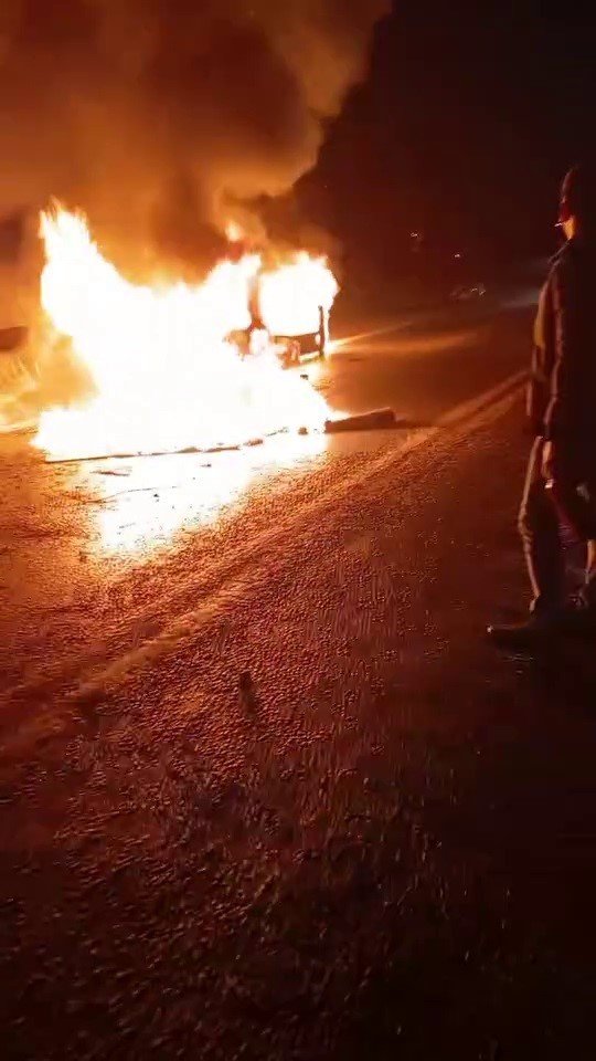 Kamyonet Alev Alev Yandı