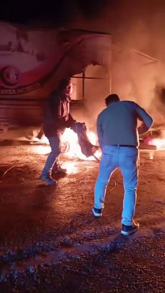 Kamyonet Alev Alev Yandı