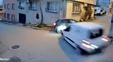Ara Sokakta Hızla İlerleyen Otomobiller Çarpıştı