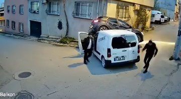 Ara Sokakta Hızla İlerleyen Otomobiller Çarpıştı