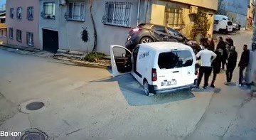 Ara Sokakta Hızla İlerleyen Otomobiller Çarpıştı
