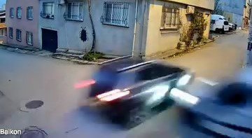 Ara Sokakta Hızla İlerleyen Otomobiller Çarpıştı
