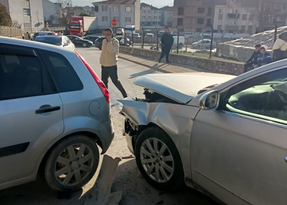 Otomobiller Kafa Kafaya Çarpıştı