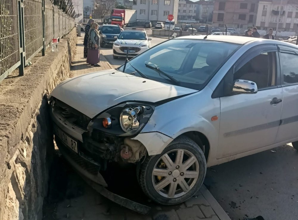 Otomobiller Kafa Kafaya Çarpıştı