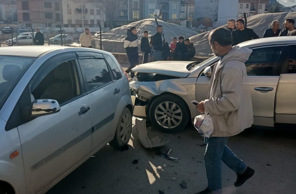 Otomobiller Kafa Kafaya Çarpıştı