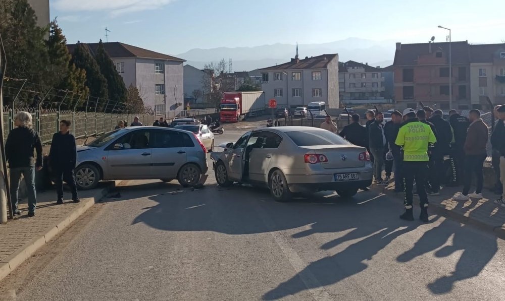 Otomobiller Kafa Kafaya Çarpıştı