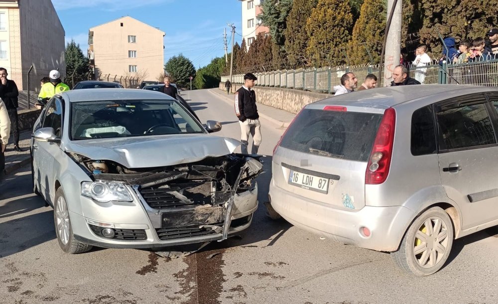 Otomobiller Kafa Kafaya Çarpıştı