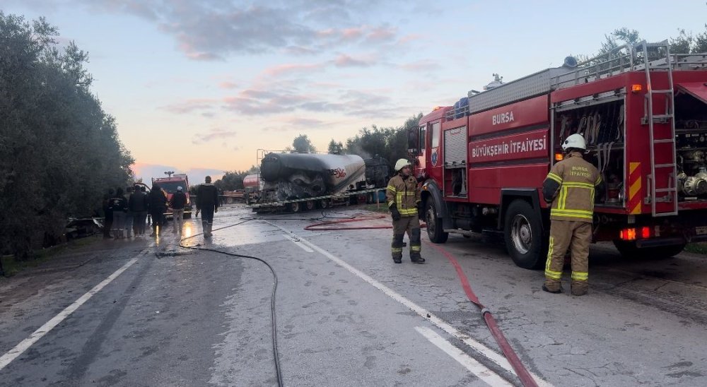 Tankerle Çarpışan Otomobilde Ağır Yaralanan Kişi Hayatını Kaybetti