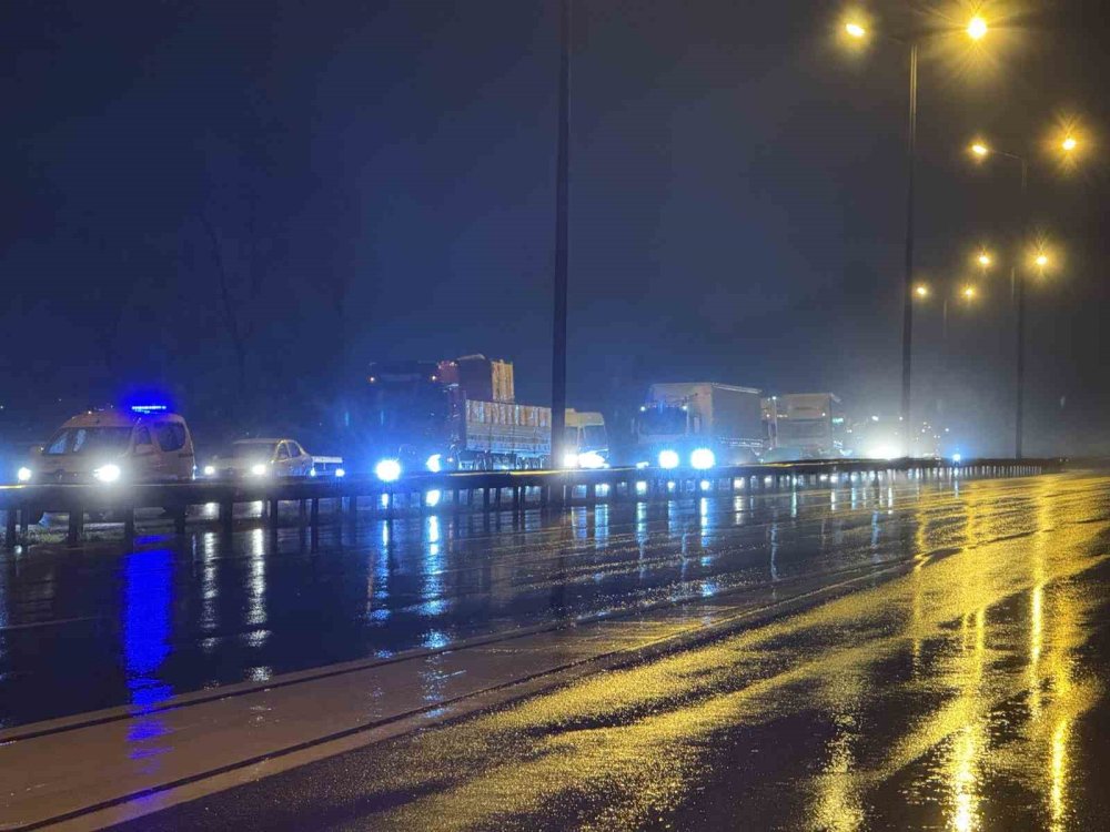 Tır Devrildi, Uzun Araç Kuyrukları Oluştu