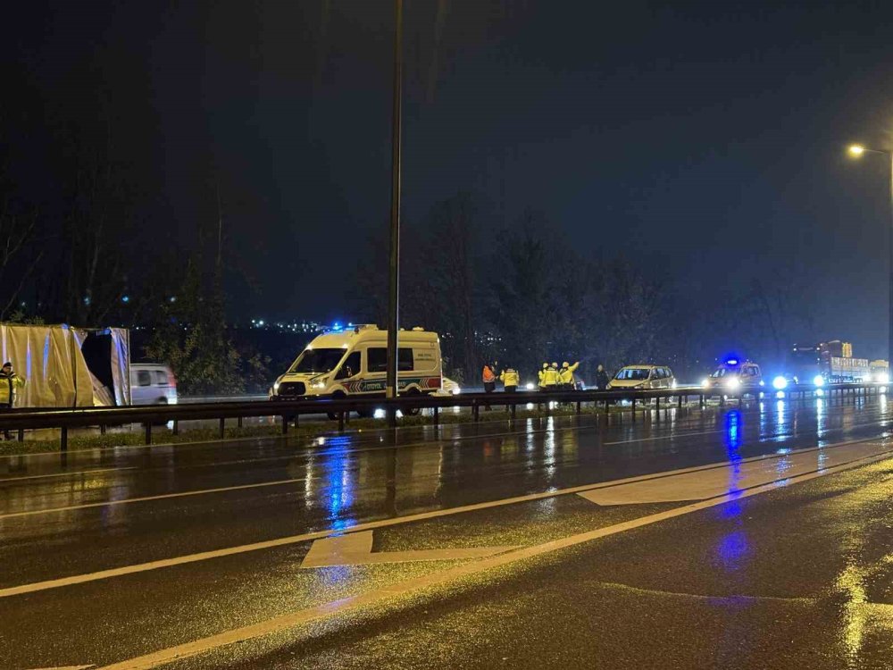 Tır Devrildi, Uzun Araç Kuyrukları Oluştu