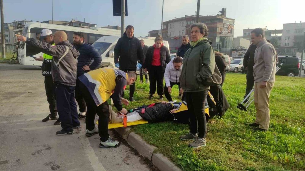 Kadın Sürücüler Kavşakta Çarpıştı