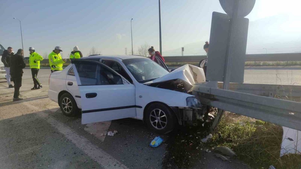 Kontrolden Çıkan Otomobil Bariyerlere Saplandı