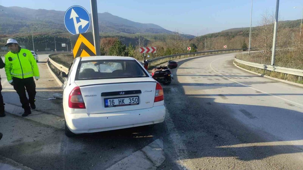 Kontrolden Çıkan Otomobil Bariyerlere Saplandı