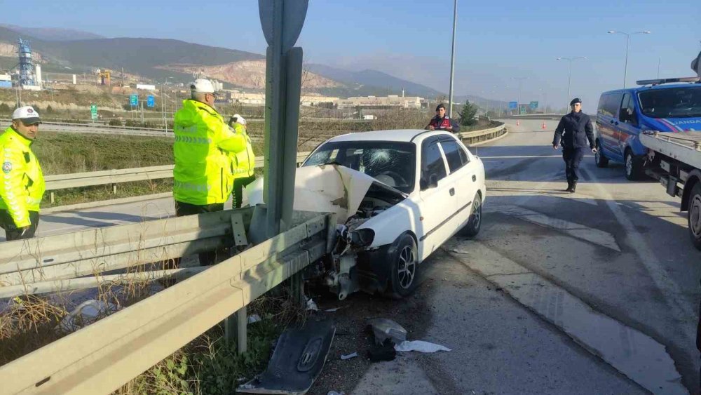 Kontrolden Çıkan Otomobil Bariyerlere Saplandı