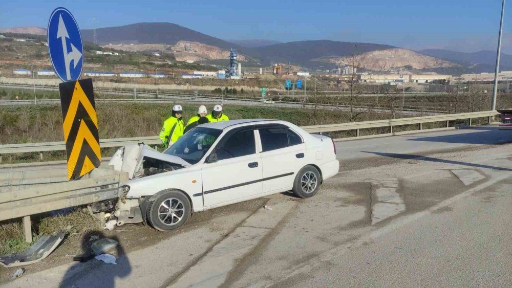 Kontrolden Çıkan Otomobil Bariyerlere Saplandı