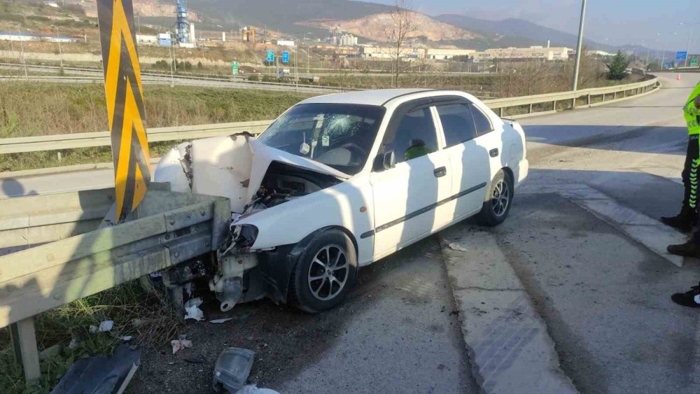Kontrolden Çıkan Otomobil Bariyerlere Saplandı