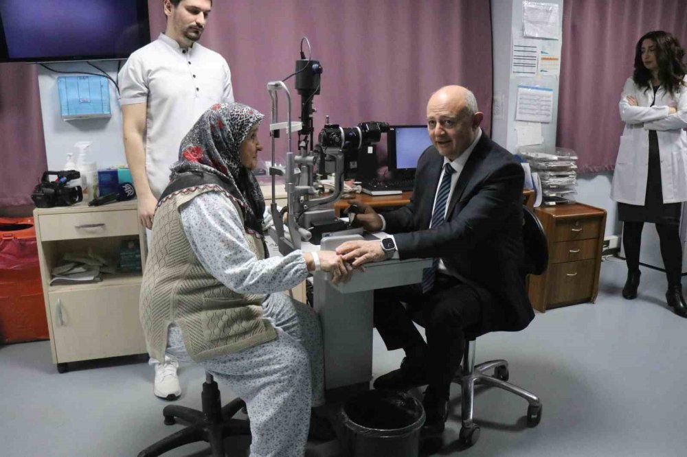 74 Yaşındaki Kadının Karanlık Dünyası Kornea Nakliyle Aydınlandı