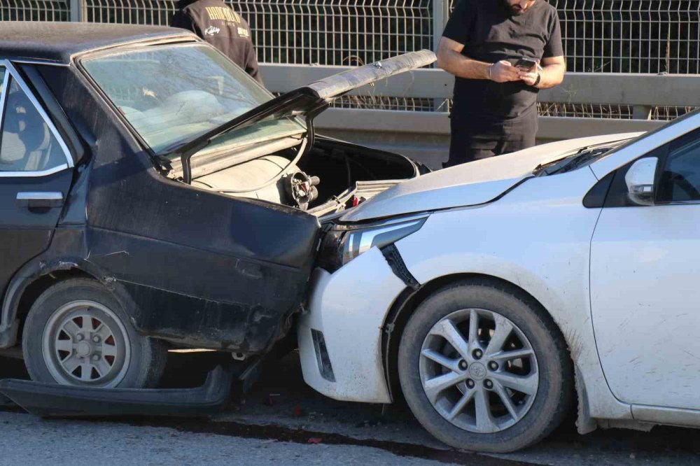 4 Araçlı Zincirleme Kaza: Uzun Araç Kuyrukları Oluştu