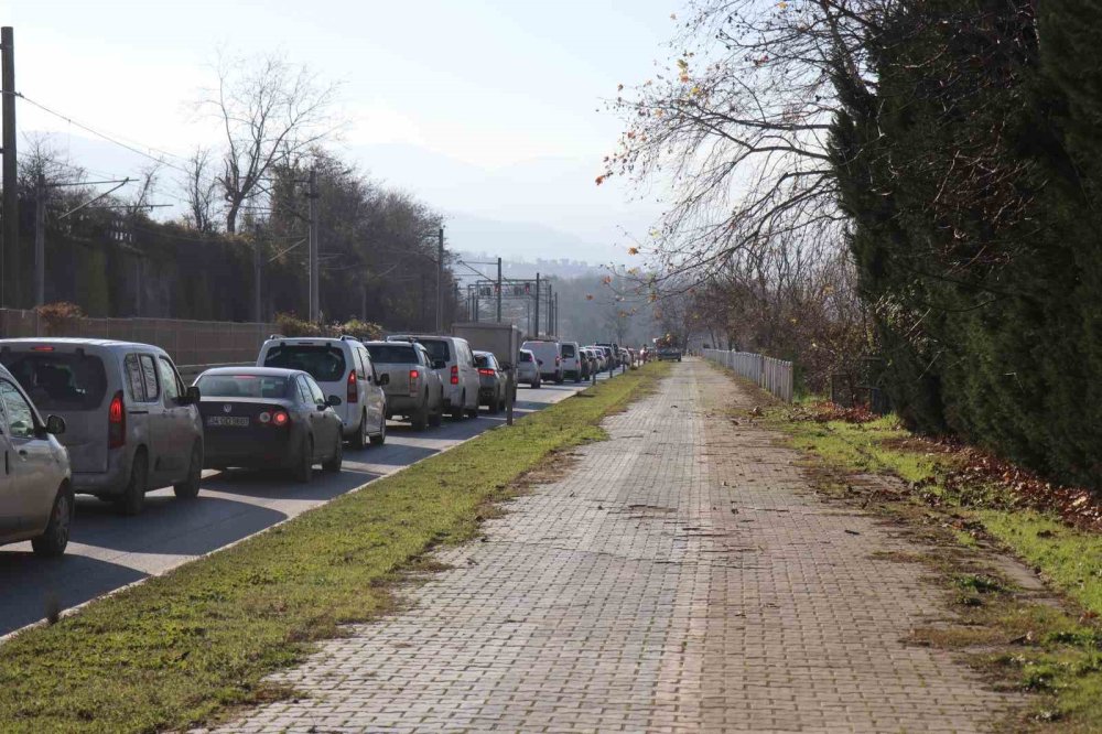 4 Araçlı Zincirleme Kaza: Uzun Araç Kuyrukları Oluştu