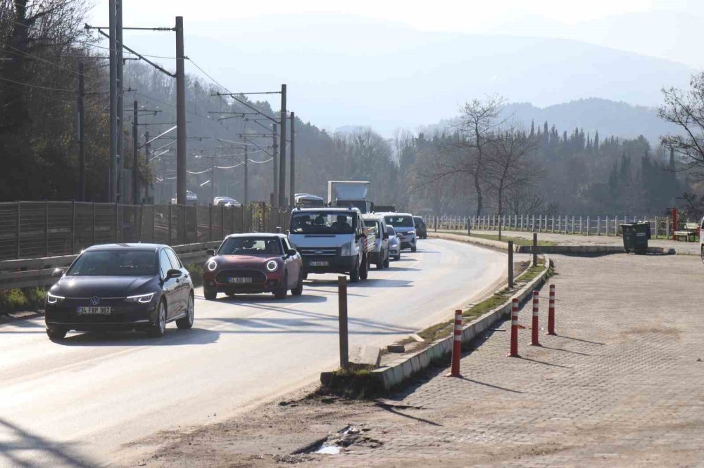 4 Araçlı Zincirleme Kaza: Uzun Araç Kuyrukları Oluştu