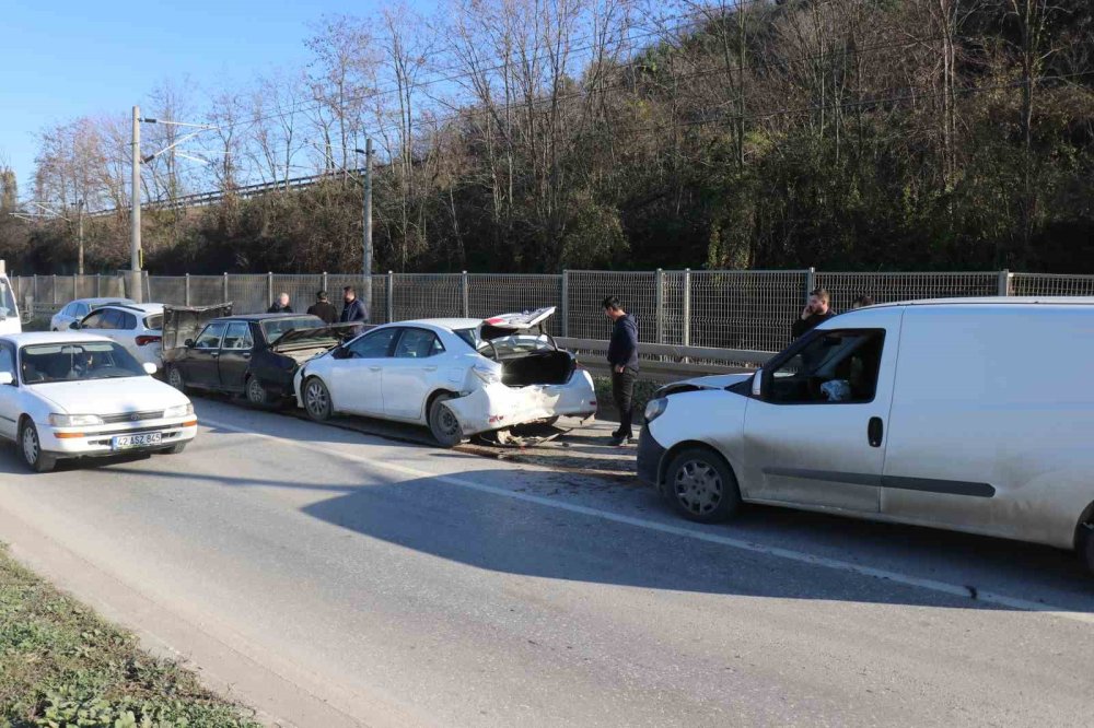 4 Araçlı Zincirleme Kaza: Uzun Araç Kuyrukları Oluştu