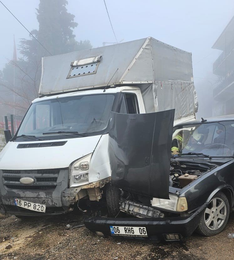 Kamyonet İle Otomobil Çarpıştı: 2 Yaralı