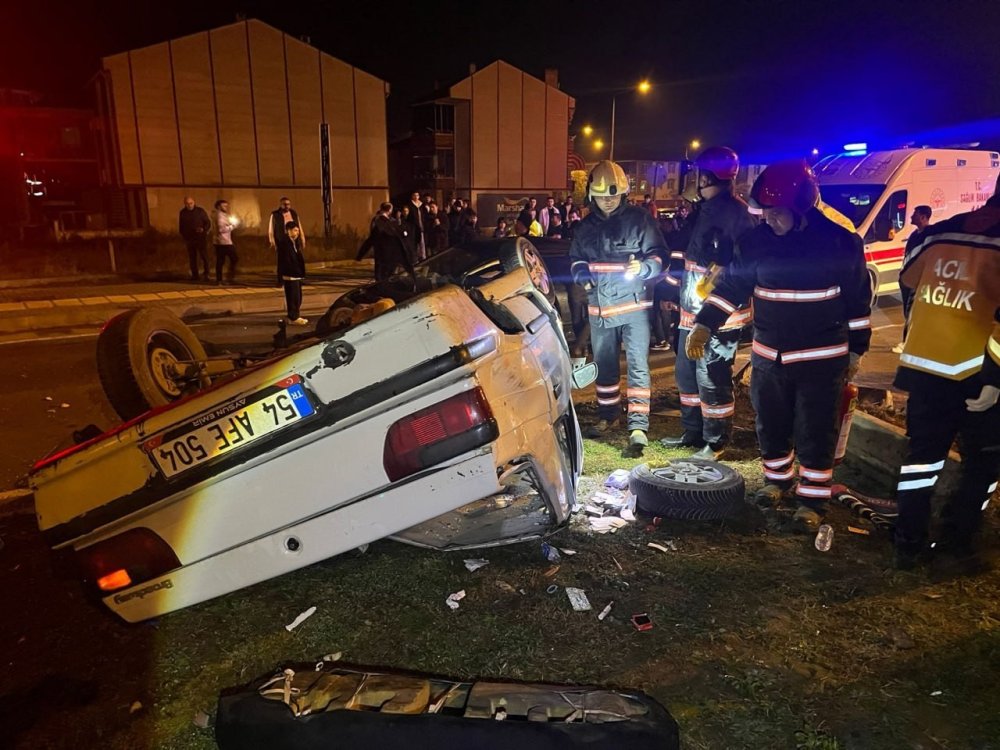 Kavşakta İki Otomobil Çarpıştı, Biri Takla Attı: 1’i Ağır 4 Yaralı