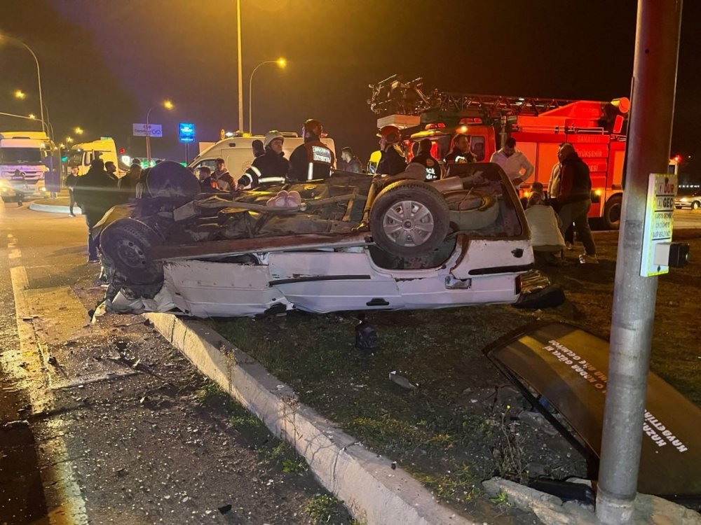 Kavşakta İki Otomobil Çarpıştı, Biri Takla Attı: 1’i Ağır 4 Yaralı