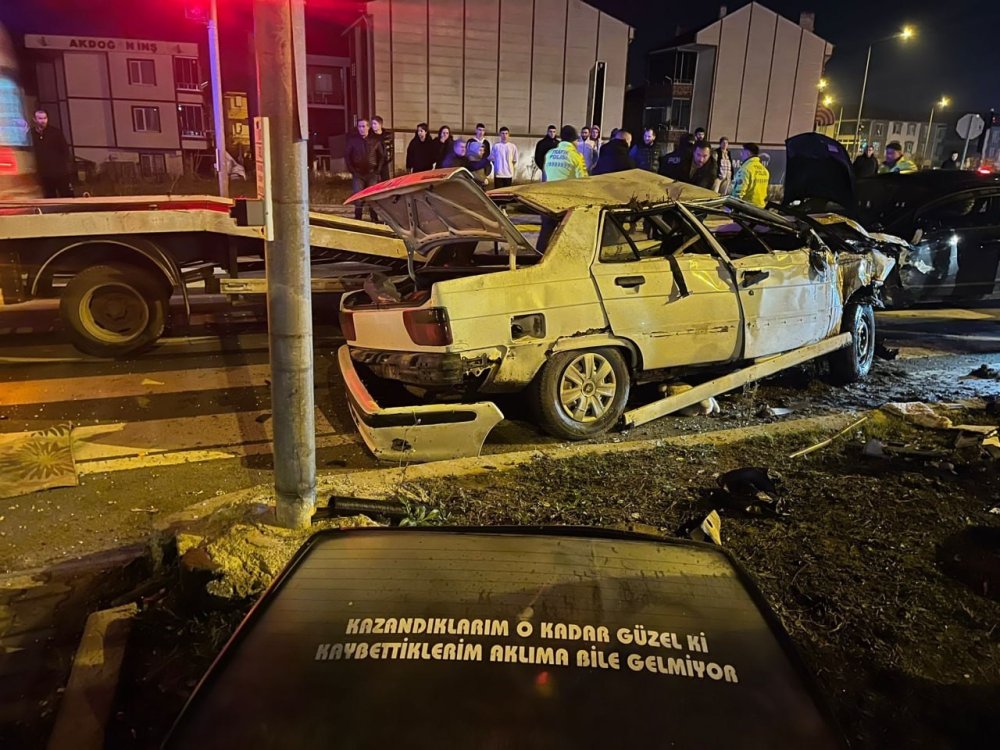 Kavşakta İki Otomobil Çarpıştı, Biri Takla Attı: 1’i Ağır 4 Yaralı