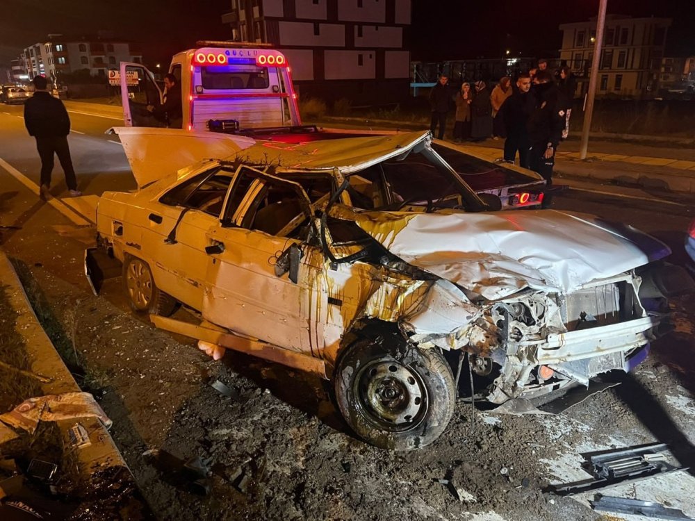 Kavşakta İki Otomobil Çarpıştı, Biri Takla Attı: 1’i Ağır 4 Yaralı