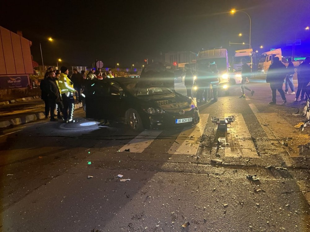 Kavşakta İki Otomobil Çarpıştı, Biri Takla Attı: 1’i Ağır 4 Yaralı
