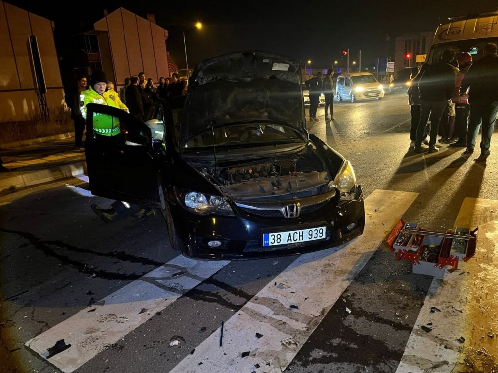 Kavşakta İki Otomobil Çarpıştı, Biri Takla Attı: 1’i Ağır 4 Yaralı